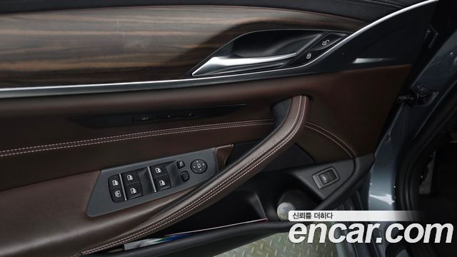 BMW 5-Series 2018 — photo 24