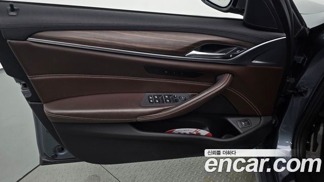 BMW 5-Series 2018 — photo 14