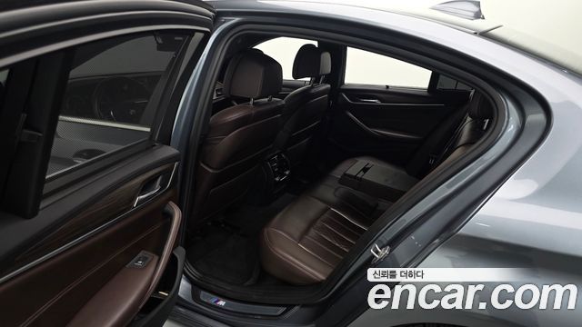 BMW 5-Series 2018 — photo 16