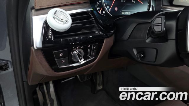 BMW 5-Series 2018 — photo 29