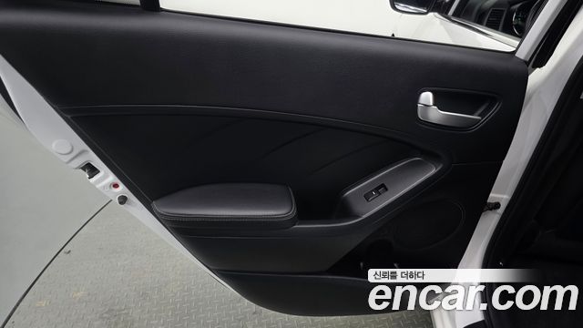 Kia K3 2013 — photo 15