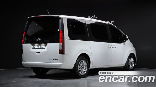 Hyundai Staria 2025 — photo 2