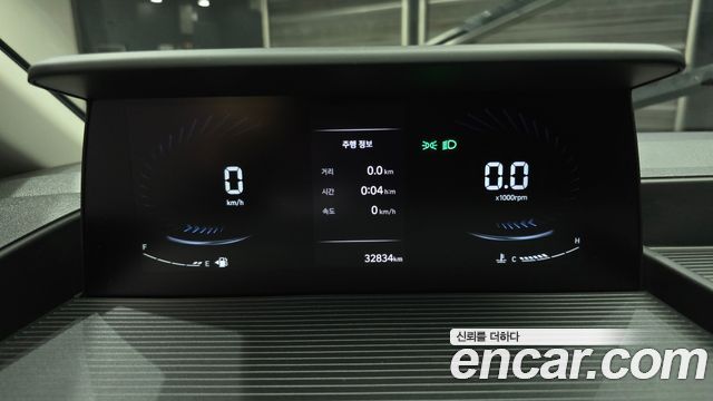 Hyundai Staria 2025 — photo 8