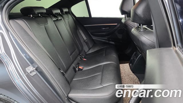 BMW 3-Series 2018 — photo 12