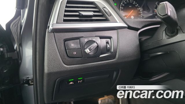BMW 3-Series 2018 — photo 16