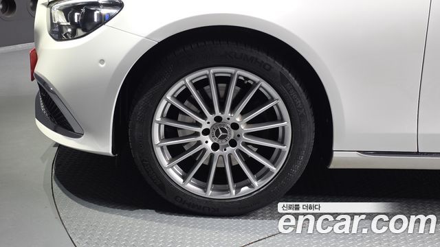 Mercedes-Benz E-Class 2022 — photo 5