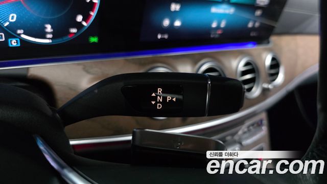 Mercedes-Benz E-Class 2022 — photo 12