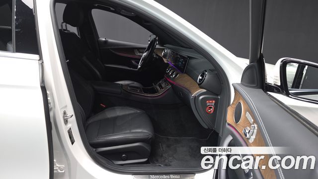Mercedes-Benz E-Class 2022 — photo 17