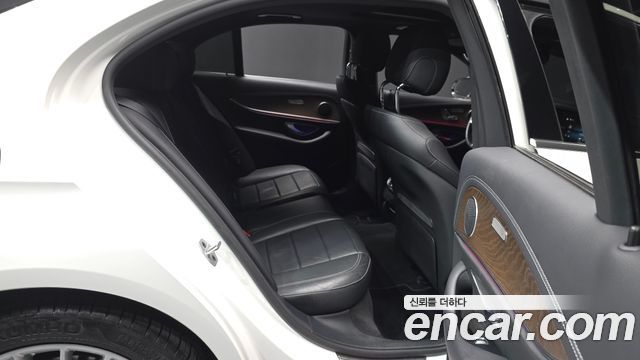 Mercedes-Benz E-Class 2022 — photo 18
