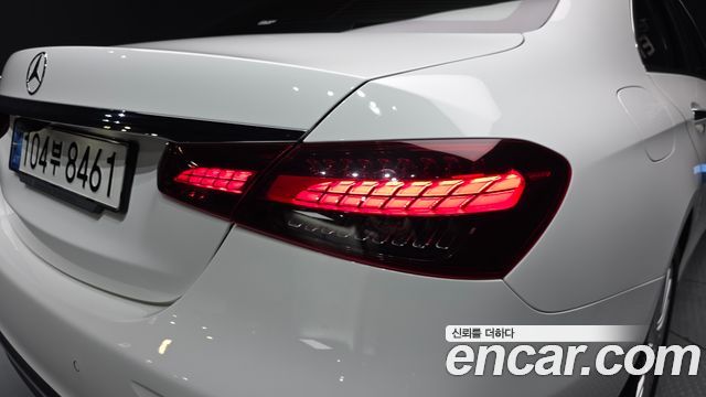 Mercedes-Benz E-Class 2022 — photo 9