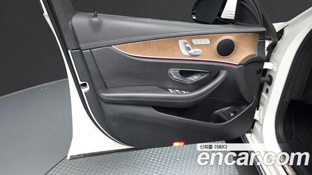 Mercedes-Benz E-Class 2022 — photo 14
