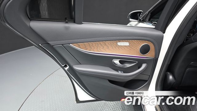 Mercedes-Benz E-Class 2022 — photo 15