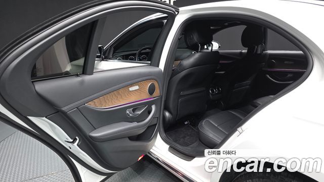 Mercedes-Benz E-Class 2022 — photo 16