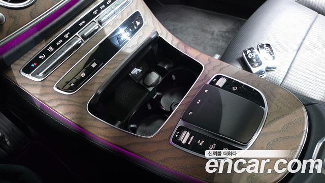 Mercedes-Benz E-Class 2022 — photo 31