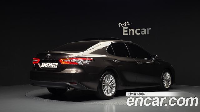 Toyota Camry 2019 — photo 2