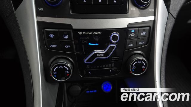 Hyundai Sonata 2011 — photo 18