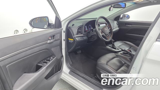 Hyundai AVANTE 2016 — photo 13