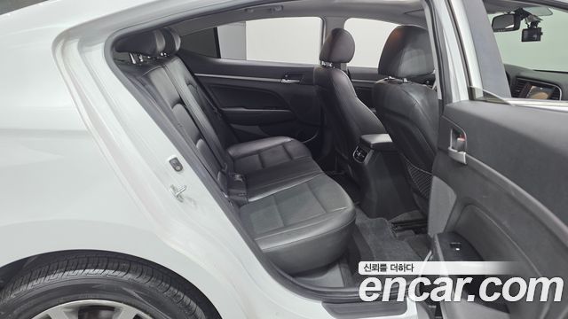 Hyundai AVANTE 2016 — photo 17