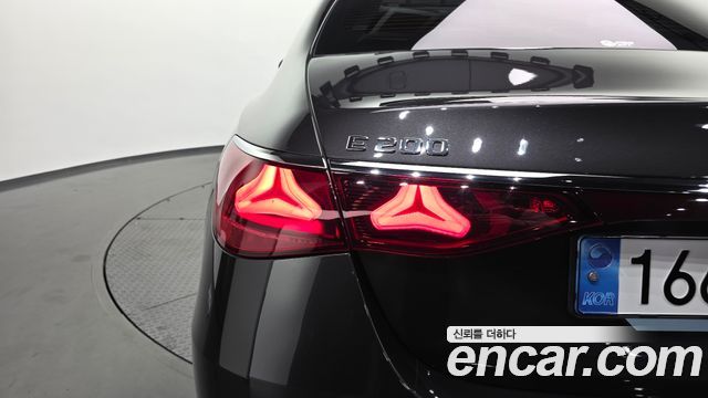 Mercedes-Benz E-Class 2024 — photo 9