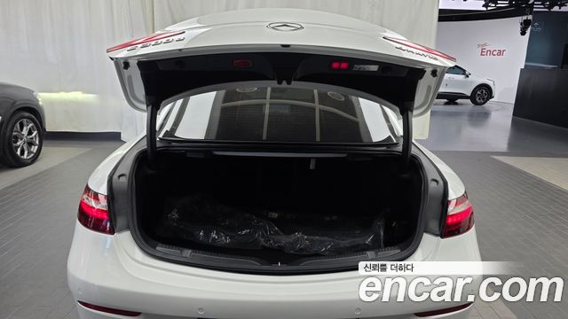Mercedes-Benz E-Class 2023 — photo 26