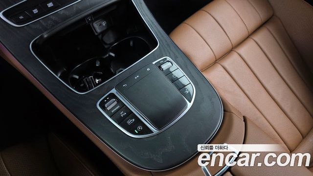 Mercedes-Benz E-Class 2023 — photo 32
