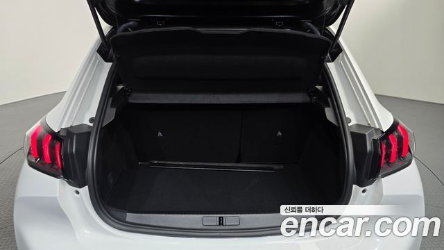 Peugeot 208 2023 — photo 16
