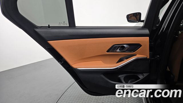 BMW 3-Series 2022 — photo 15