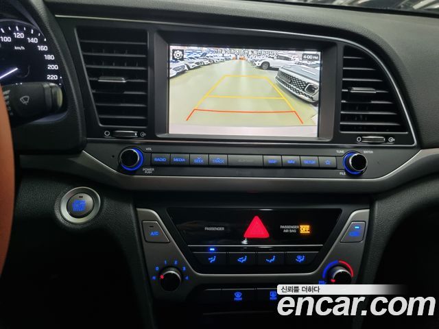 Hyundai AVANTE 2018 — photo 11