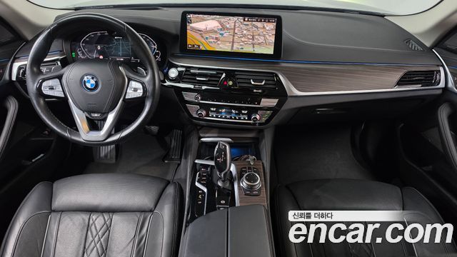 BMW 5-Series 2022 — photo 10