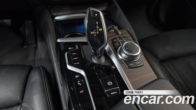 BMW 5-Series 2022 — photo 12