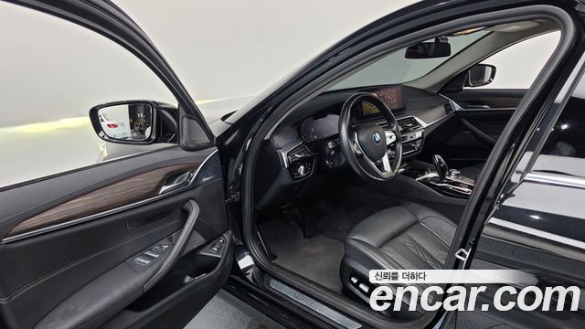 BMW 5-Series 2022 — photo 13