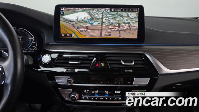 BMW 5-Series 2022 — photo 19
