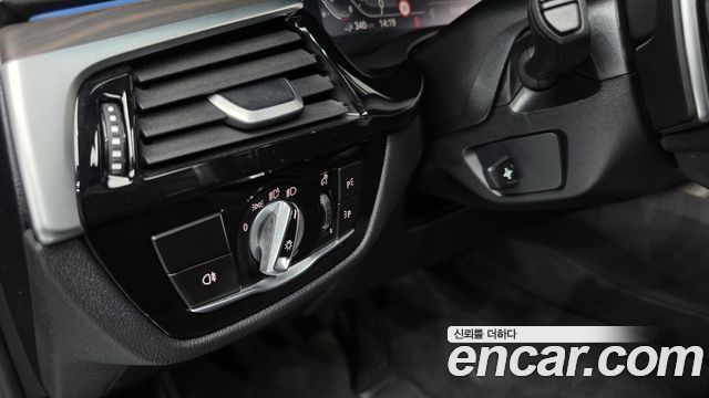 BMW 5-Series 2022 — photo 26