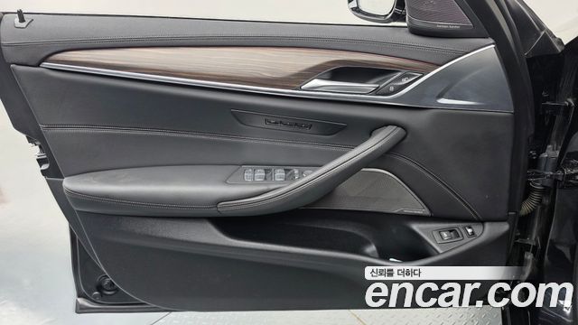 BMW 5-Series 2022 — photo 14