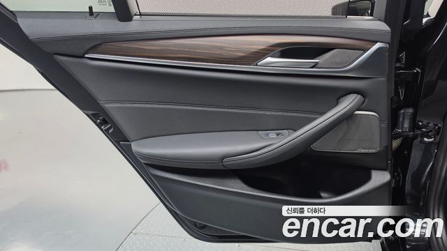 BMW 5-Series 2022 — photo 15