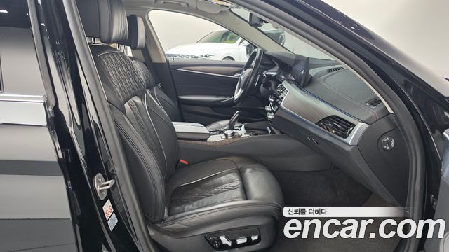 BMW 5-Series 2022 — photo 16