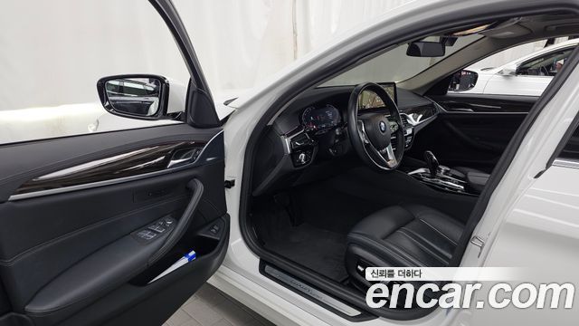BMW 5-Series 2023 — photo 13