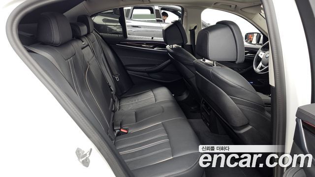 BMW 5-Series 2023 — photo 18