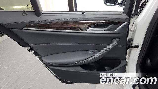 BMW 5-Series 2023 — photo 15