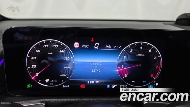 Mercedes-Benz GLB-Class 2024 — photo 11