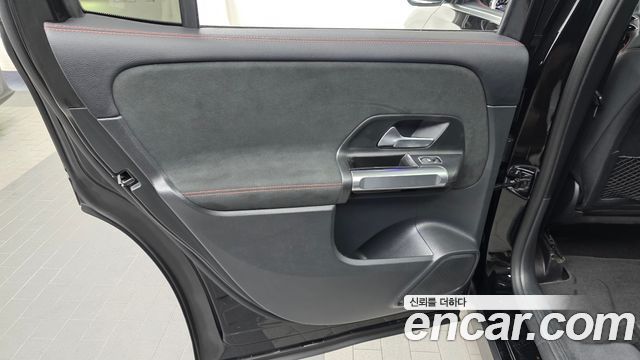 Mercedes-Benz GLB-Class 2024 — photo 15