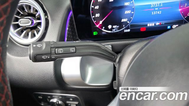 Mercedes-Benz GLB-Class 2024 — photo 27