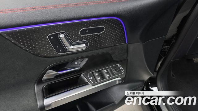 Mercedes-Benz GLB-Class 2024 — photo 28