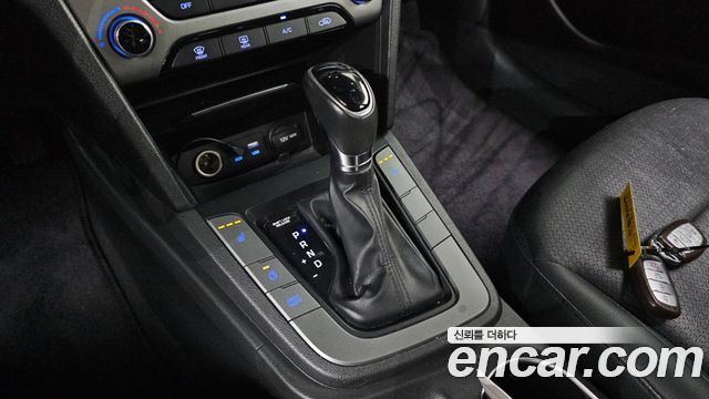 Hyundai AVANTE 2016 — photo 12