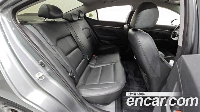 Hyundai AVANTE 2016 — photo 17
