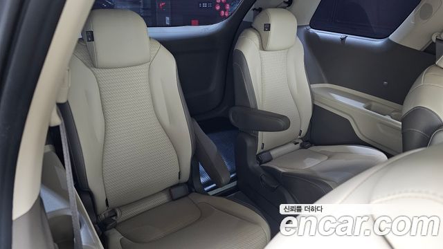 Kia Canival 2021 — photo 17