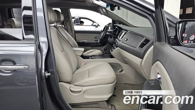 Kia Canival 2016 — photo 11