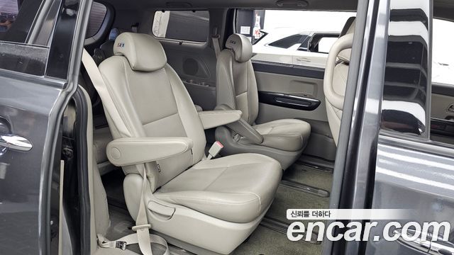 Kia Canival 2016 — photo 12
