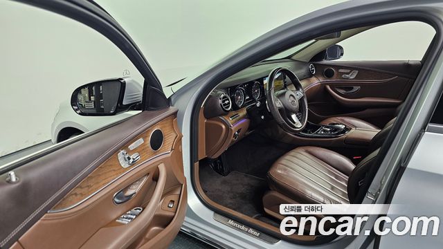 Mercedes-Benz E-Class 2017 — photo 10