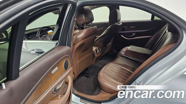 Mercedes-Benz E-Class 2017 — photo 11